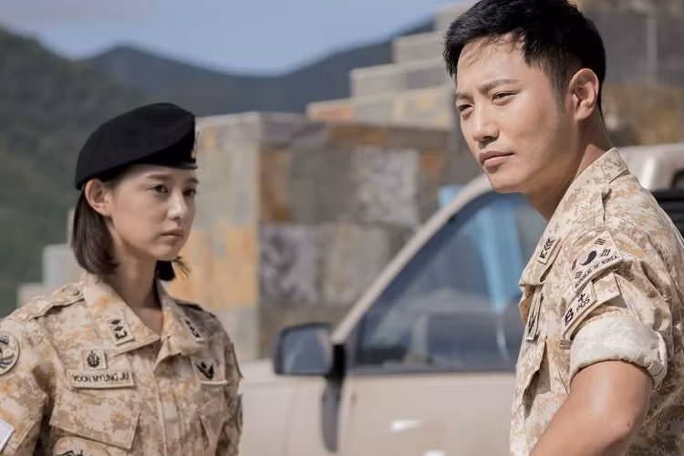 2 đồng nghiệp của Song Joong Ki và Song Hye Kyo trong “Hậu duệ mặt trời”: Jin Goo và Kim Ji Won cũng được cho là sẽ tham dự đám cưới của cặp Song - Song. Ảnh: Allkpop