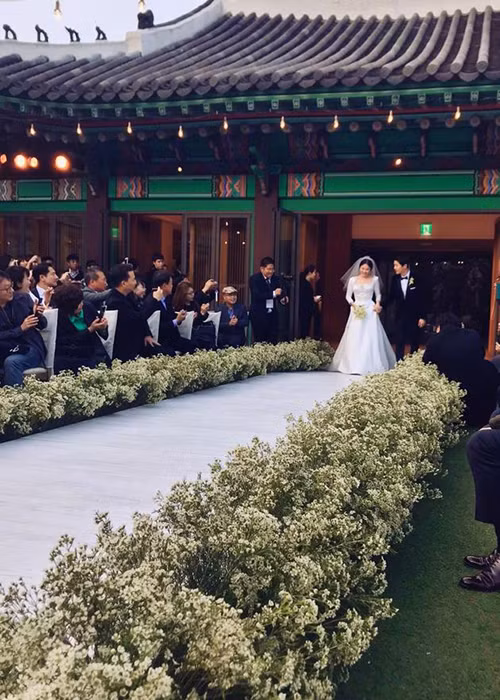 Cô dâu Song Hye Kyo nắm chặt tay chú rể bước vào lễ đường. Ảnh: Sina