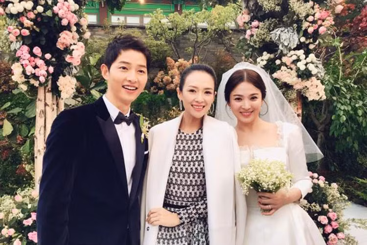 Cặp diễn viên phim "Hậu duệ mặt trời" rạng ngời hạnh phúc bên Chương Tử Di. Ảnh: Sina