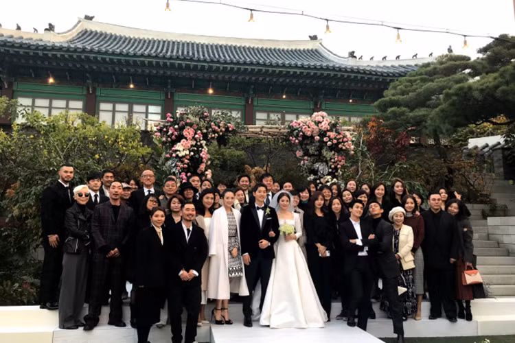 Cô dâu chú rể chụp ảnh cùng người thân và bạn bè. Ảnh: Ifeng