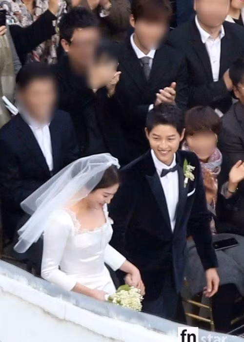 Nhiều người nhận xét Song Hye Kyo béo hơn so với trước kia với gương mặt trông tròn trịa. Ảnh: Fnstar