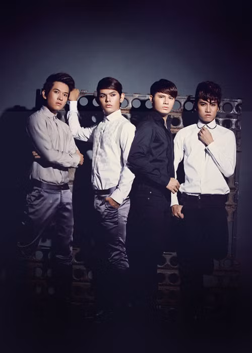 Sơn Ngọc Minh sinh năm 1990, từng thi đỗ Đại học Kiến trúc TP HCM nhưng bỏ học vì điều kiện gia đình. Khi học tại Cao Đẳng Cần Thơ, anh nhận được cuộc gọi casting vào nhóm nhạc. Lúc đó, anh bỏ lại tất cả để theo đuổi ước mơ trở thành ca sĩ. Ảnh: Bưu điện Việt Nam