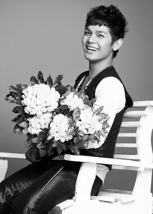 Năm 2010, Sơn Ngọc Minh ra mắt trong vai trò thành viên nhóm nhạc Vmusic gồm Lê Thiên Bảo, Ngọc Khanh và Hồ Anh. Vốn có năng khiếu về hội họa, thiết kế, anh thường được giao nhiệm vụ thiết kế album, poster và hình ảnh nhóm. Ảnh: Bưu điện Việt Nam