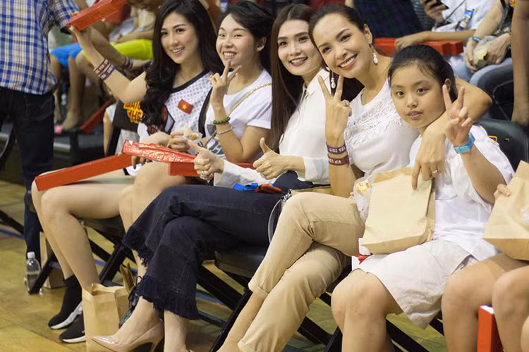 Á hậu Tú Anh (ngoài cùng bên trái) và người mẫu Thúy Hạnh (thứ 2 bên phải) đi xem một trận đấu bóng rổ.