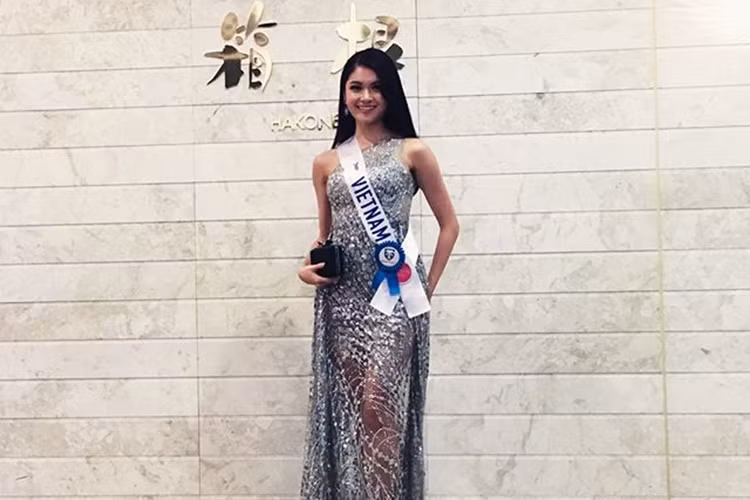 Á hậu Thùy Dung xuất hiện lộng lẫy trong buổi tiệc chào đón thí sinh Hoa hậu Quốc tế 2017.