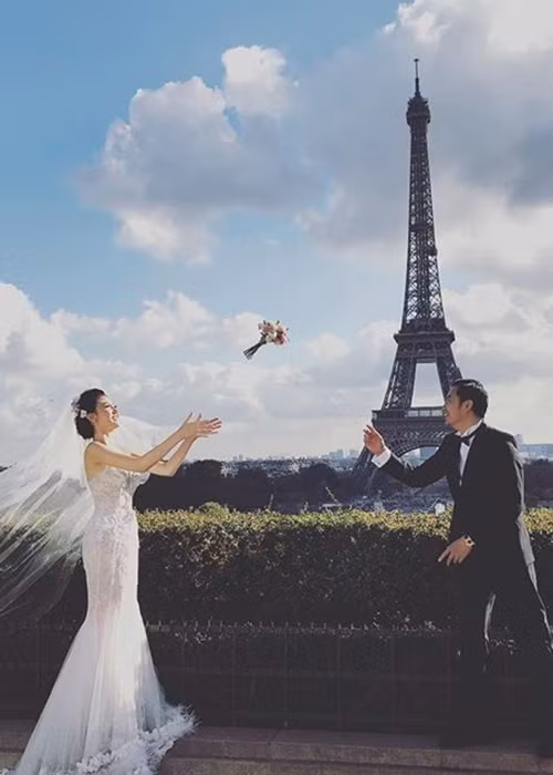 Trên trang cá nhân, Ngọc Duyên bất ngờ chia sẻ hình ảnh mặc váy cô dâu.