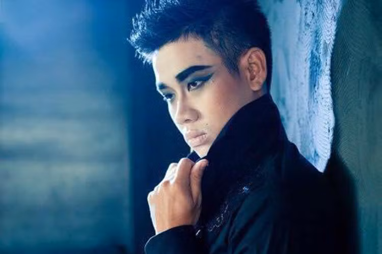 MC Nguyên Khang hóa trang ma cà rồng nhân dịp Halloween.