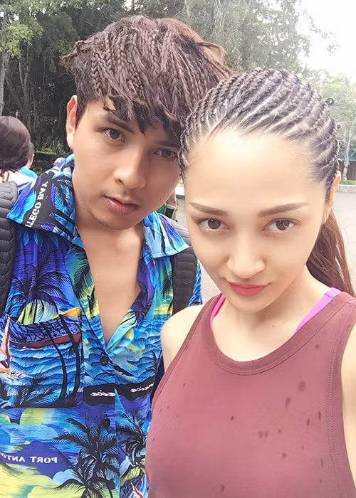 Một ồn ào đời tư khác của Hồ Quang Hiếu vào đầu năm 2016 là nghi vấn Bảo Anh qua đêm ở nhà của anh. Cụ thể, tháng 1/2016, Bảo Anh được ô tô chở đến khu nhà của Hồ Quang Hiếu, sau đó đi bằng xe máy vào trong. Cô ở đó đến tận chiều hôm sau mới trở ra. Ảnh: FBNV