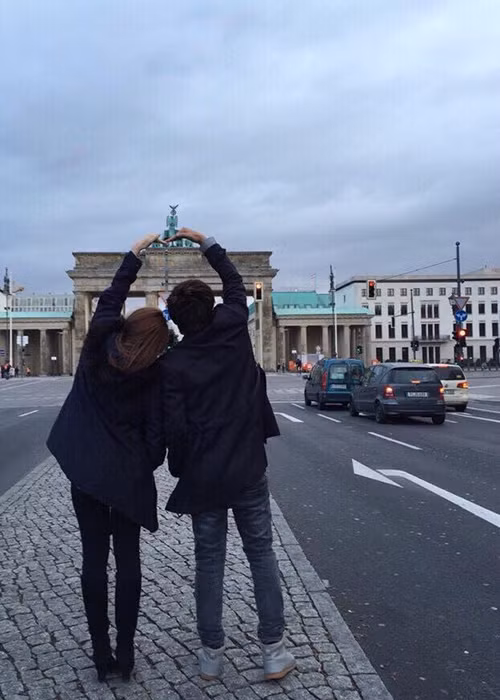 Bảo Anh - Hồ Quang Hiếu sau đó nhiều lần “không hẹn mà gặp” ở nước ngoài. Cả hai được cho là từng cùng đi nghỉ ở Vạn Lý Trường Thành, bến Thượng Hải, làng chài Cineque Terre, quảng trường Old Town. Ảnh: FBNV