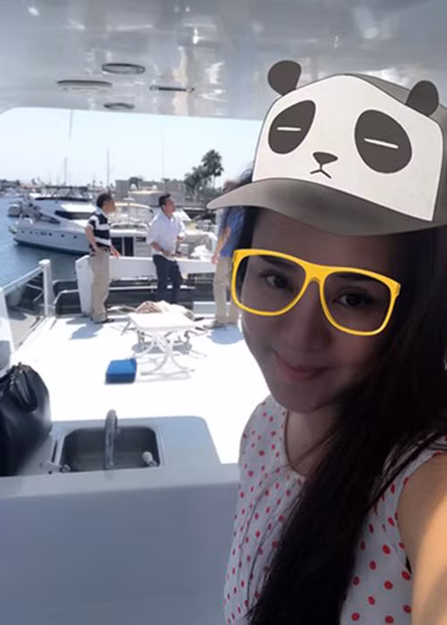 Từ Mỹ, giọng ca “Đồng xanh” vẫn thường xuyên chia sẻ hình ảnh của mình bên chồng và con trai. Vẫn như mọi lần, Vy Oanh giấu mặt ông xã. Tháng 7/2017, nữ ca sĩ hạ sinh con gái ở Mỹ. Ảnh: FBNV