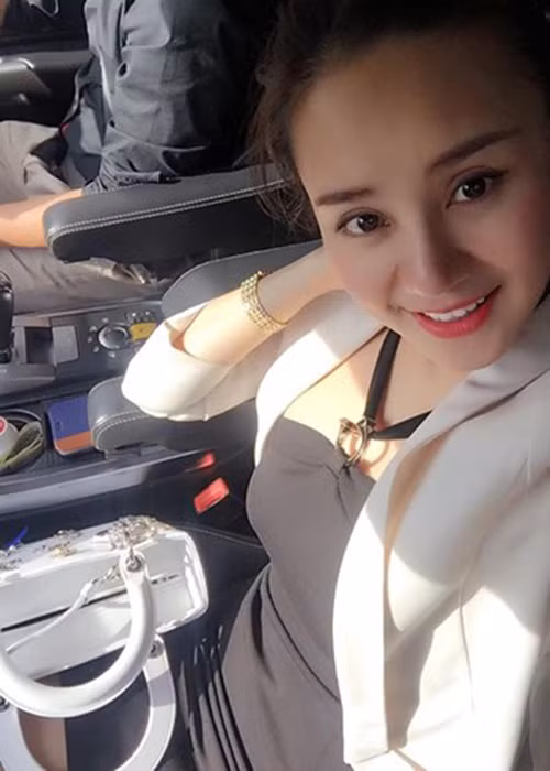 Vy Oanh còn tiết lộ được ông xã tặng chiếc đồng hồ hàng hiệu có giá từ vài triệu đến vài trăm triệu đồng. Nhận được món quà hàng hiệu, cô không ngại ngần mà dành những lời có cánh cho chồng. Ảnh: FBNV