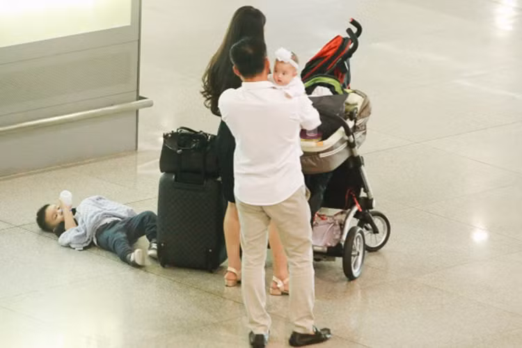 Mới đây, Vy Oanh và chồng đưa cậu con trai và cô con gái từ Mỹ trở về Việt Nam để thăm mẹ ruột của nữ ca sĩ khi nghe tin bệnh tình của bà trở nặng. May thay, mẹ của Vy Oanh đã qua khỏi. Ảnh: Khám phá