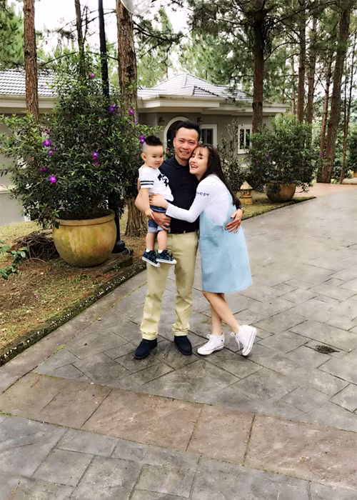  Chồng của Vy Oanh từng là một kỹ sư xây dựng về cầu cảng. Sau đó, anh kinh doanh lĩnh vực bất động sản. Chồng giọng ca “Đồng xanh” từng du học và lập nghiệp ở nước ngoài. Anh thành thạo tiếng Anh, Nhật và Trung. Ảnh: Saostar