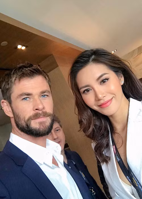 Minh Tú chụp ảnh tự sướng cùng Chris Hemsworth - nam diễn viên đóng phim “Thần sấm”.