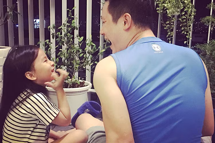 Cô con gái của nam ca sĩ Hoàng Bách luôn tâm sự với bố mọi chuyện.