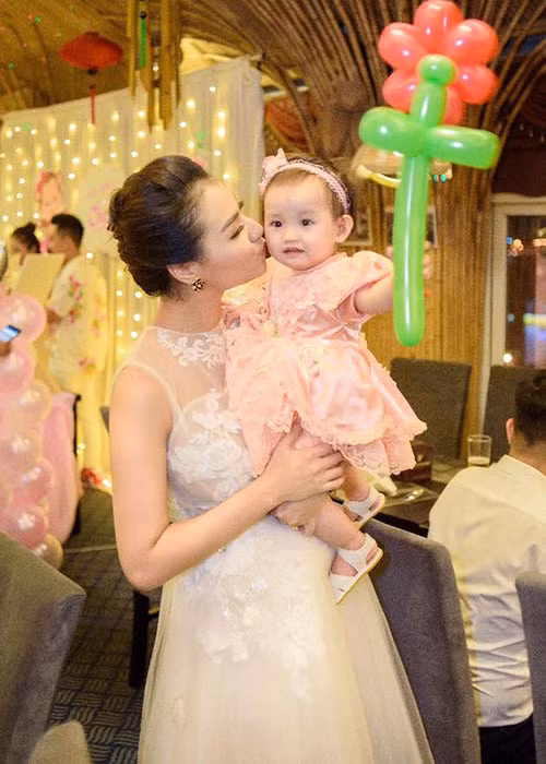 Hồng Quế nhắn nhủ đến con gái: “20 năm sau mẹ sẽ đưa lại cho con chiếc váy con đang mặc để con để dành cho công chúa nhỏ của con mặc nhé. Chiếc váy này hơn 20 năm trước bà ngoại đã tặng nó cho mẹ mặc”.