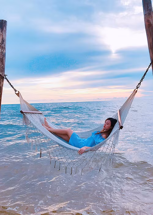 Midu thả mình giữa thiên nhiên. “Người tìm phù phiếm xa xôi. Ta tìm chiếc võng lạc trôi giữa đời”, cô chia sẻ.