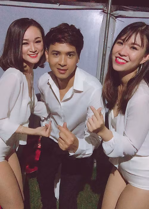 Hồ Quang Hiếu bị những cô gái được cho là vũ công vây quanh. “Không biết hôm nay hợp phong thủy thế nào mà gặp bánh bèo toàn thấy mặc trắng đen. Em xin hòa chung không khí vậy”, anh viết.