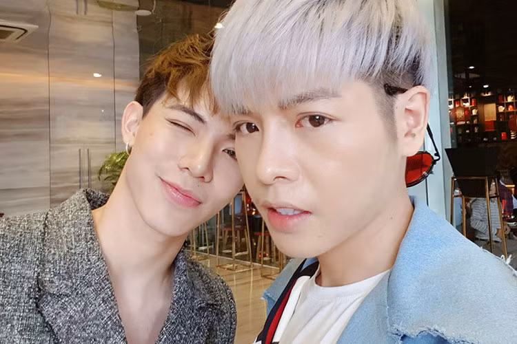 Erik gửi lời chúc mừng sinh nhật Đức Phúc. Cả hai hiện tham gia gameshow Cặp đôi hoàn hảo.