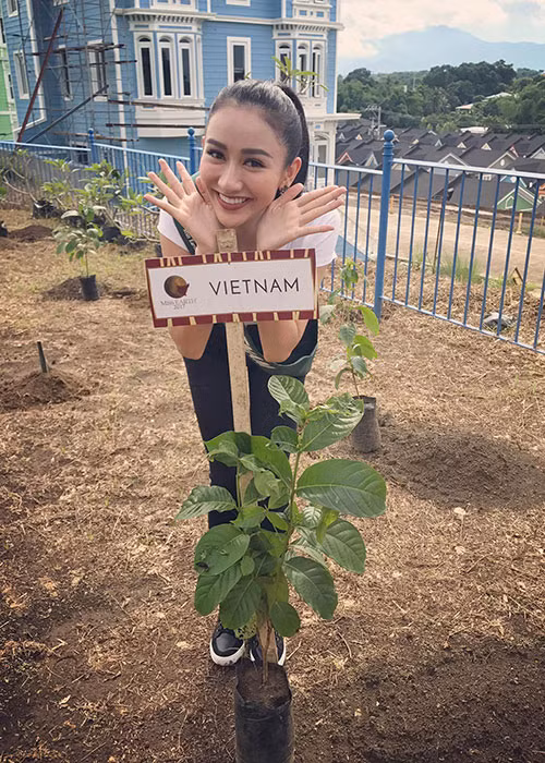 Á hậu Hà Thu tham gia hoạt động trồng cây tại cuộc thi Hoa hậu Trái đất 2017.
