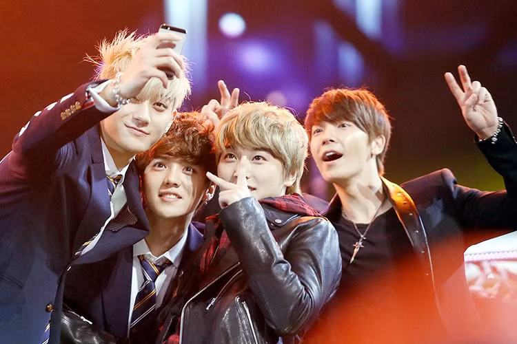 Luhan vốn là thành viên nhóm nhạc đình đám xứ Hàn EXO. Anh ra mắt nhóm năm 2012 sau hơn 2 năm thực tập tại xứ sở kim chi. Trong nhóm, Luhan là giọng ca kiêm vũ công chính đồng thời là gương mặt đại diện của nhóm bởi ngoại hình bắt mắt nhất. Ảnh: Soompi