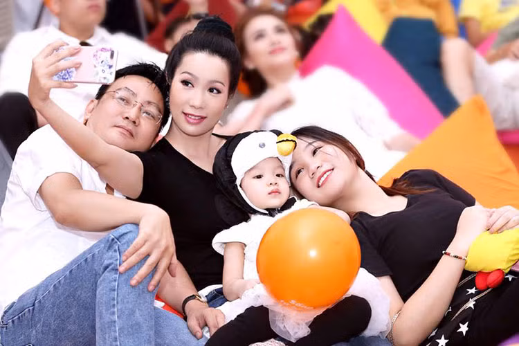 Trịnh Kim Chi chia sẻ: “Hôm nay mẹ lại quay đêm, hai cục cưng ngủ với ba nhé, thương lắm”.