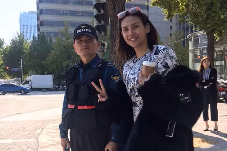 Võ Hoàng Yến cảm thấy tuyệt vời khi được một cảnh sát Hàn Quốc gọi giúp taxi.