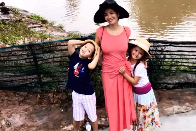 Sao Việt Hồng Nhung đưa cặp song sinh Tôm - Tép đi khám phá thiên nhiên.