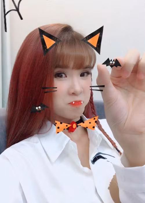 Khởi My hài hước chia sẻ: “Halloween mình sẽ nhậu con dơi này với rượu soju”.