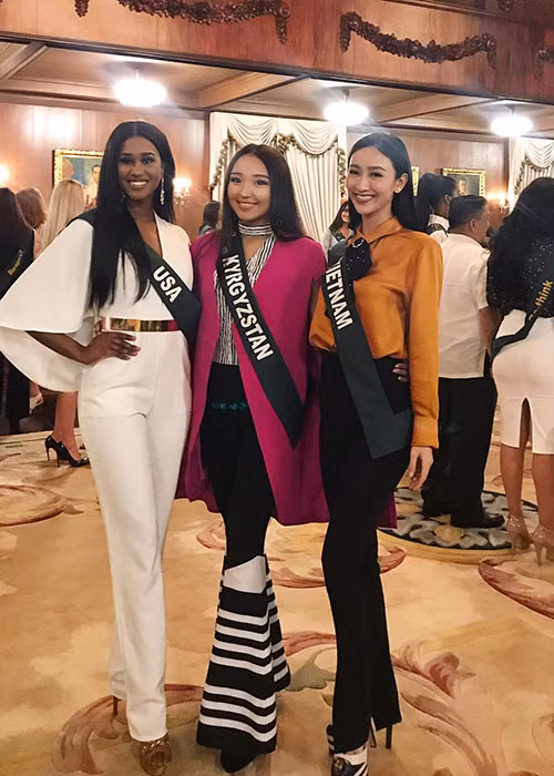 Hà Thu tươi rói bên đại diện Mỹ và Kyrgyzstan tại Hoa hậu Trái đất 2017.
