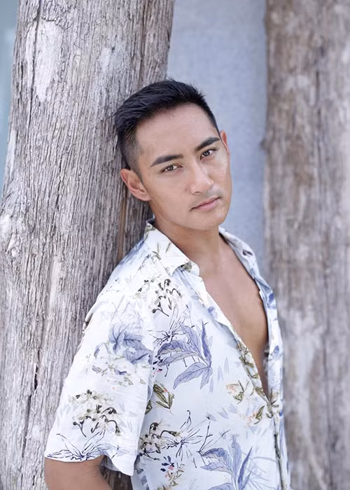 Rhonee Rojas là một người mẫu quốc tế. Anh đang sống ở Hawaii (Mỹ) nhưng hoạt động chủ yếu ở Thái Lan.