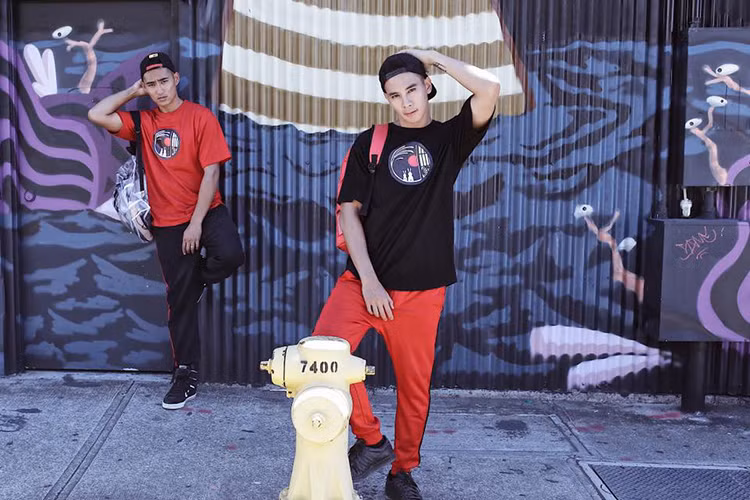 Bạn trai của Hồ Vĩnh Khoa sở hữu gương mặt điển trai và thân hình hoàn hảo. Anh vốn mang 5 dòng máu: Trung Quốc, Mỹ, Philippines, Tây Ban Nha và Thái Lan.