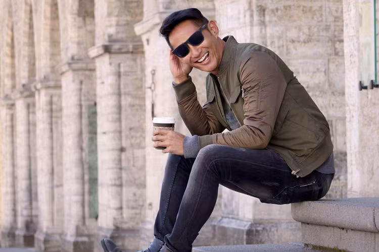 Rhonee có sở thích đi du lịch. Anh cũng thường xuyên đến Việt Nam để thăm Hồ Vĩnh Khoa kể từ khi hẹn hò.