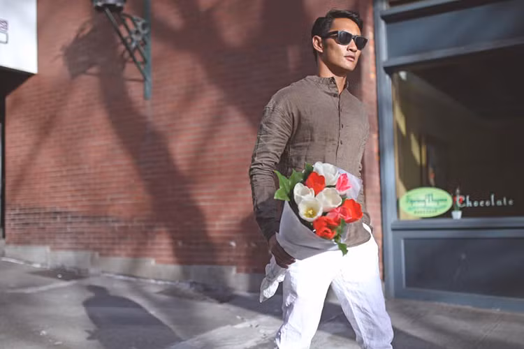 Chia sẻ hình ảnh làm đám cưới với Hồ Vĩnh Khoa ở Mỹ, Rhonee bày tỏ anh cảm thấy may mắn khi tìm được người đồng hành trong cuộc sống.