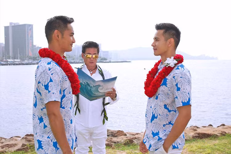 Trước đám cưới đồng tính, Hồ Vĩnh Khoa và Rhonee Rojas vướng tin đồn hẹn hò vào tháng 8 vừa qua sau loạt ảnh thân mật bên nhau.