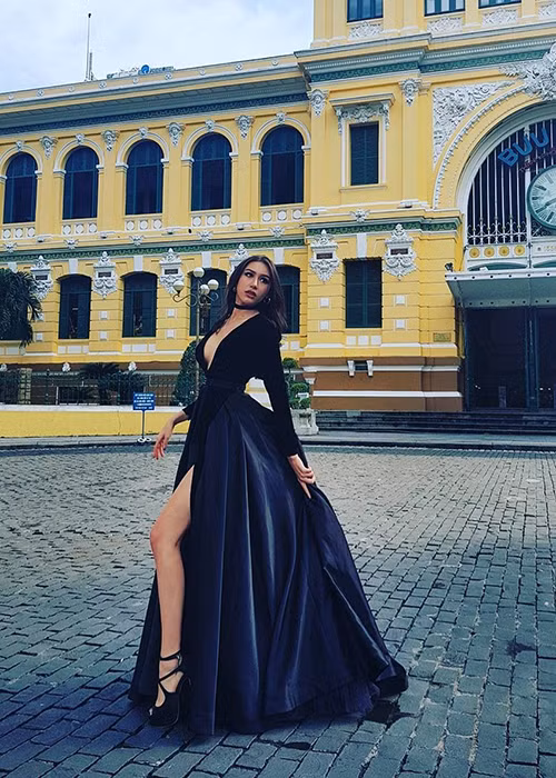 Hình ảnh đại diện Thái Lan khoe vẻ gợi cảm trong buổi chụp hình trên đường phố. Ảnh: Instagram nhân vật