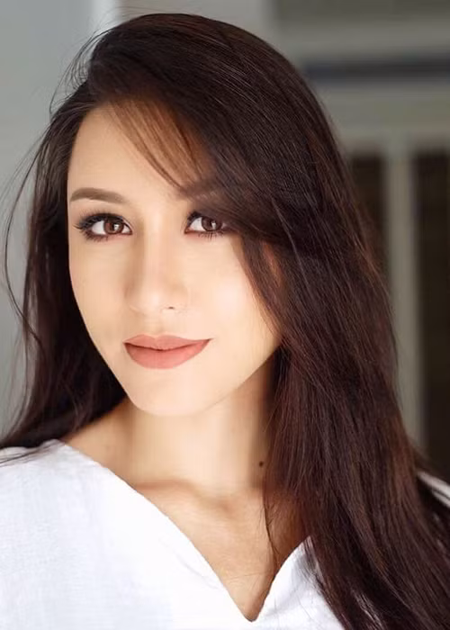 Người đẹp đến từ xứ chùa vàng tự nhận mình là một cô gái siêng năng, ý chí mạnh mẽ và sống có đam mê. Ảnh: Instagram nhân vật