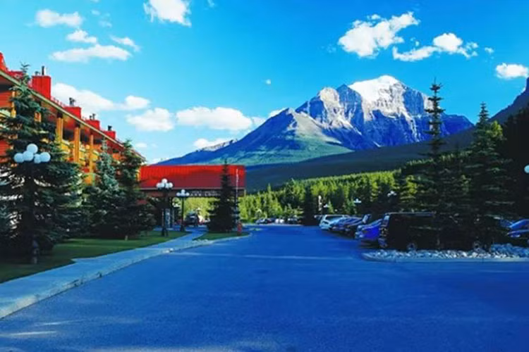 11. Khách sạn Post &amp; Spa - Lake Louise, AB: Đã từng được bình chọn là khu nghỉ mát ưa thích của Canada bởi tạp chí Du lịch và Giải trí nhiều lần. Khách có thể chọn phòng riêng hoặc cabin riêng và không hề thất vọng với đồ nội thất cao cấp, lò sưởi tinh xảo, bồn tắm có vòi phun nước và tầm nhìn đẹp. Spa là điểm nhấn của khu nghỉ dưỡng này với các phương pháp trị liệu chăm sóc sức khỏe, sắc đẹp và trị liệu tâm lý. Các trị liệu bao gồm tẩy da chết toàn thân, mát xa kiểu Thụy Sĩ, chăm sóc da bằng hoa và bùn... Khu nghỉ mát này cũng nổi tiếng có ẩm thực đặc biệt và ngon nhất trong khu vực Lake Louis.