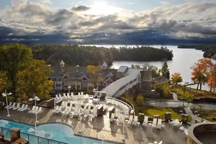 4. JW Marriott. Khu nghỉ dưỡng &amp; Spa Rosseau Muskoka - Minnet, ON: Quý khách khi đến với khu nghỉ mát Muskoka xinh đẹp này sẽ có những trải nghiệm tuyệt vời, trước hết bởi quang cảnh lãng mạn từ vị trí khu nghỉ dưỡng nhìn thẳng ra Hồ Rosseau tuyệt đẹp. Trong khách sạn tất cả các phòng đều có lò sưởi, ban công và giường cỡ King. Với vô số các lựa chọn phục vụ cho các đặc sản địa phương ngon tuyệt vời như Chop House và Teca Italian cùng món rượu vang địa phương đặc chế khiến du khách quên đường về. Hầu hết các vị khách ở đây sẽ không quên được spa tuyệt vời nơi họ được hòa mình vào với thiên nhiên và tận hưởng những trải nghiệm các liệu pháp spa chính thống, được thư giãn trong phòng xông hơi khô hoặc phòng xông nước, bơi trong hồ bơi lớn dưới ánh mặt trời ấm áp hoặc bể sục trong nhà vào mùa đông.