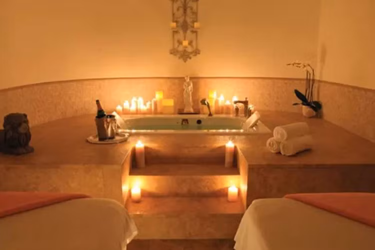 1. 1 trong 12 khu nghỉ dưỡng sang trọng nhất tại Canada là Khu nghỉ dưỡng Sparkling Hill - Vernon, BC: Khu nghỉ mát cực kỳ nổi tiếng này nằm nép mình trên dãy núi, với một thiết kế hiện đại và ấn tượng bật nhất. Có tầm nhìn tuyệt vời ra Thung lũng Okanagan khu nghỉ dưỡng có các phòng nghỉ đơn, đôi, gia đình sang trọng cùng với các phòng nghỉ penthouse rất tráng lệ. Được nghỉ trong căn hộ penthouse tại đây là một trải nghiệm xứng đáng và đẳng cấp với lò sưởi bằng khí đốt tự nhiên, phòng xông hơi cá nhân, các bộ đồ dùng bằng pha lê đẹp như một tác phẩm nghệ thuật. Buồng tắm đôi, có cửa sổ trượt để tận hưởng không khí trong lành và hòa mình vào thiên nhiên. KurSpa nổi tiếng trong khu nghỉ dưỡng là một trong những spa độc nhất trên thế giới, với hơn 370 m2 toàn bộ được thiết kế bằng thủy tinh cao cấp cùng các chuyên gia lành nghề và điêu luyện với hơn 100 kỹ thuật chữa bệnh sáng tạo nhất. Từ các liệu pháp mát-xa đến các phương pháp điều trị hiện đại được kết hợp để các “thượng đế” đều được cảm mỹ mãn tại nơi này.