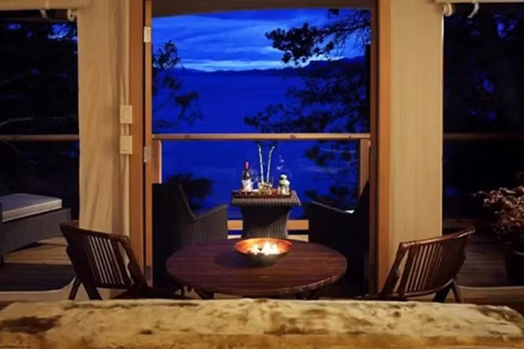 9. Khu nghỉ mát Rock Water Secret Cove - Buangshore Coast: Khu nghỉ mát này đã chiếm vô số giải thưởng trong những năm qua, bao gồm: khu nghỉ dưỡng biển tốt nhất, khu nghỉ mát sang trọng độc đáo tốt nhất và điểm đến lãng mạn nhất. Khu nghỉ mát tuyệt vời này có đầy đủ các lựa chọn cho du khách từ lều cọ có bồn tắm trị liệu, vòi hoa sen thiết kế riêng, lò sưởi bằng propane, và hệ thống sưởi ấm sàn gạch đến các loại phòng đôi hoặc biệt thự riêng tiêu chuẩn 5 sao. Bất kỳ mùa nào bạn chọn để thăm khu nghỉ mát này cũng được phục vụ các dịch vu spa xuất sắc nhất. Vào mùa hè và đầu mùa thu, quý khách sẽ được thưởng thức các liệu pháp mát-xa ngoài trời diễn ra tại các lều nằm trên bãi cát nhìn ra đại dương. Vào mùa đông, spa sẽ di chuyển đến một căn lều mùa đông hoàn chỉnh với lò sưởi và sàn nhà được sưởi ấm.