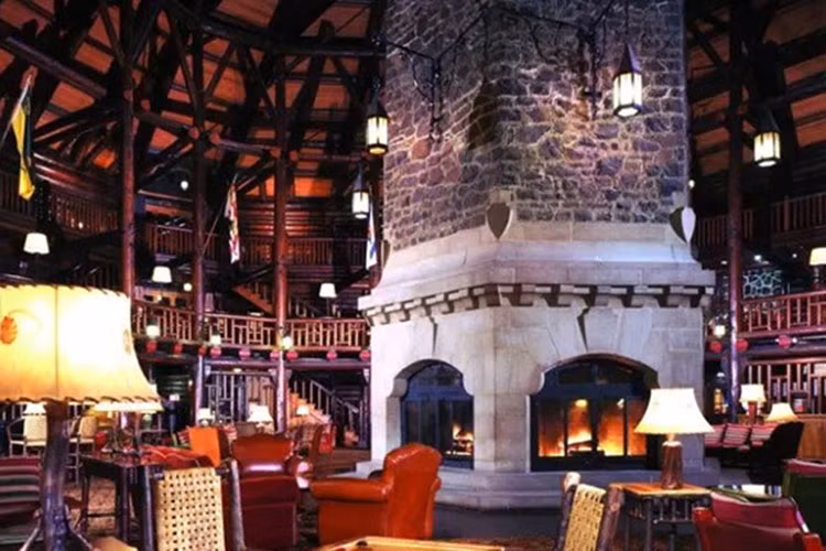 12. Fairmont Le Chateau Montebello - Montebello, QB: Là một khu nghỉ dưỡng nổi tiếng vì cung cấp các phòng nghỉ sang trọng, nhưng vẫn mộc mạc và bao quanh bởi thiên nhiên. Một trong những lý do khu nghỉ mát spa này thu hút khách là thái độ thân thiện đối với các đại gia đình. Nhiều resort spa sang trọng không chào đón trẻ nhỏ nhưng Chateau Montebello có đủ các hoạt động để giữ các gia đình ở lại và thậm chí cung cấp dịch vụ trông trẻ trong phòng vì vậy mẹ và bố có thể lẻn vào spa cùng nhau.