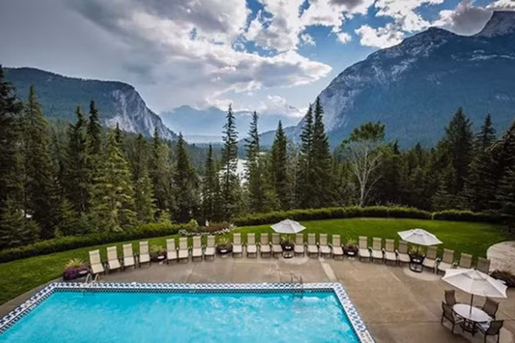 7. Khu nghỉ dưỡng Fairmont Banff Springs - Banff, AB: Tọa lạc trong dãy núi Rocky Mountains nổi tiếng ở Banff, khu nghỉ dưỡng nằm trên ngọn dốc cao và được biết đến trên khắp thế giới với cái tên "lâu đài trên núi". Tại khách sạn huyền thoại 125 năm này là những đặc sản được hoạt động quanh năm như gôn, trượt tuyết và các món ăn địa phương đích thực. Willow Stream Spa được coi trọng ở vị trí hàng đầu của khách sạn này, mang đến cho khách một Spa Châu Âu thật sự sang trọng với các phương pháp như mát xa bằng đá nóng, tắm bùn, cọ muối biển …