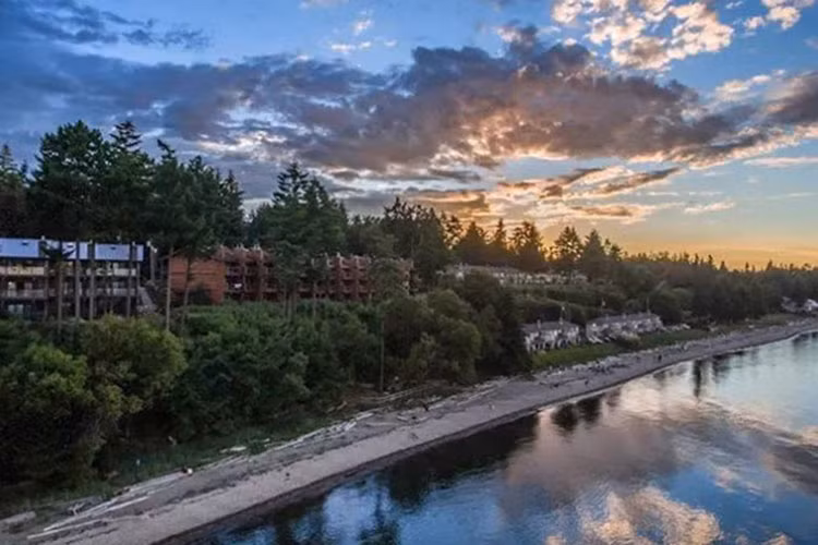 10. Khu nghỉ mát Tigh-Na-Mara Seaside Spa - Parksville, BC: Khu nghỉ mát này nằm trên bờ biển xinh đẹp của Đảo Vancouver. Các boongalô trong khu nghỉ dưỡng được trang bị lò sưởi khí, bồn tắm phun nước, đồ nội thất đẹp và sân hiên riêng. Spa ở đây từng được trao giải thưởng là một spa yêu thích nhất trong cả nước. Nơi đây cung cấp các phương pháp điều trị cơ thể bằng dược liệu thiên nhiên và tất cả các khách đều được sử dụng hồ bơi khoáng là một bể bơi nước ấm rộng gần 300m2, được thiết kế giống một hang động tự nhiên có thác nước và bồn tạo sóng.