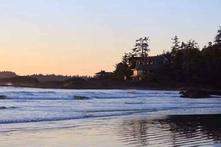 6. Nhà nghỉ Wickaninnish - Tofino, BC: Khách sạn sang trọng này chỉ cách thị trấn nổi tiếng về lướt sóng Tofino 5 km, nhìn thẳng ra Thái Bình Dương hùng vĩ và nằm ngay trên bãi biển Chesterman xinh đẹp. Các suite của khách bao gồm bồn tắm, lò sưởi, ban công riêng và đều có tầm nhìn ra toàn cảnh đại dương. Các bữa ăn tại The Pointe Restaurant đều mang hương vị như một bữa đại tiệc với các thực đơn đặc biệt thay đổi theo mùa. Ancient Cedars Spa là một viên ngọc quý thực sự của khách sạn này, được thiết kế khiến cho khách có cảm giác dường như nằm ngay trên mặt biển và nhìn ra khung cảnh ngoạn mục. Các liệu pháp spa và chăm sóc sức khỏe tại nơi đây đều được dùng bằng các sản phẩm tự nhiên được sản xuất tại địa phương.