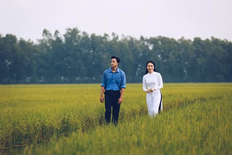 Trong “Đừng hỏi em”, Mai Tài Phến vào vai người chiến sĩ cách mạng hoạt động bí mật còn Mỹ Tâm hóa thân một cô giáo thời chiến. Ảnh: Một thế giới