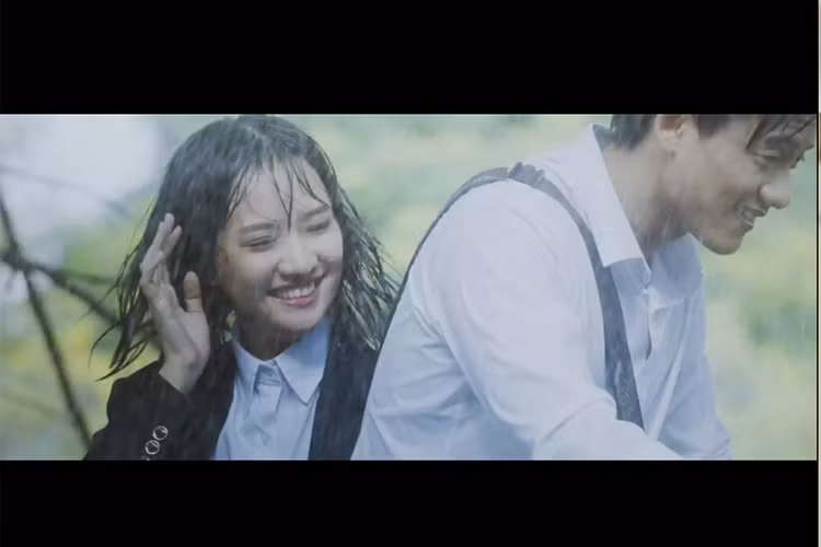 Thanh Vy sinh năm 1992, kém Mai Tài Phến 1 tuổi. Xuất hiện trong MV "Em gái mưa" của Hương Tràm, cả hai trông rất đẹp đôi. Ảnh: Chụp màn hình