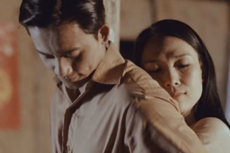 Mỹ Tâm sinh năm 1981, hơn Mai Tài Phến 10 tuổi nhưng cả hai không có sự chênh lệch về ngoại hình khi vào vai đôi tình nhân với không ít cảnh tình tứ. Ảnh: Saostar