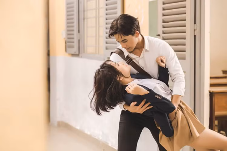 Dù được người thầy quan tâm và trải qua nhiều kỷ niệm đẹp cùng thầy nhưng cuối cùng cô nữ sinh nhận ra người thầy chỉ coi cô là em gái. Ảnh: Zing