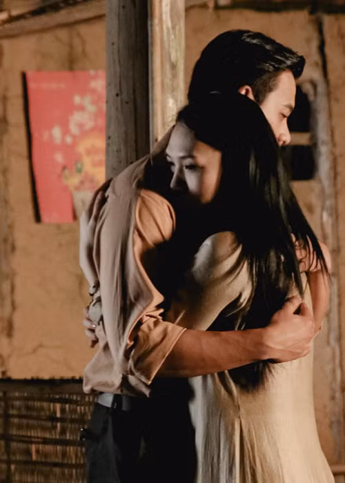 Hình ảnh Mỹ Tâm ôm chặt Mai Tài Phến trong MV "Đừng hỏi em" khiến fans của nữ ca sĩ vô cùng phấn khích. Ảnh: Tiền Phong